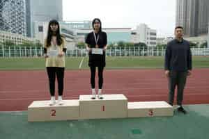 03.李曉東助理院長為女子200米獲獎運動員頒獎